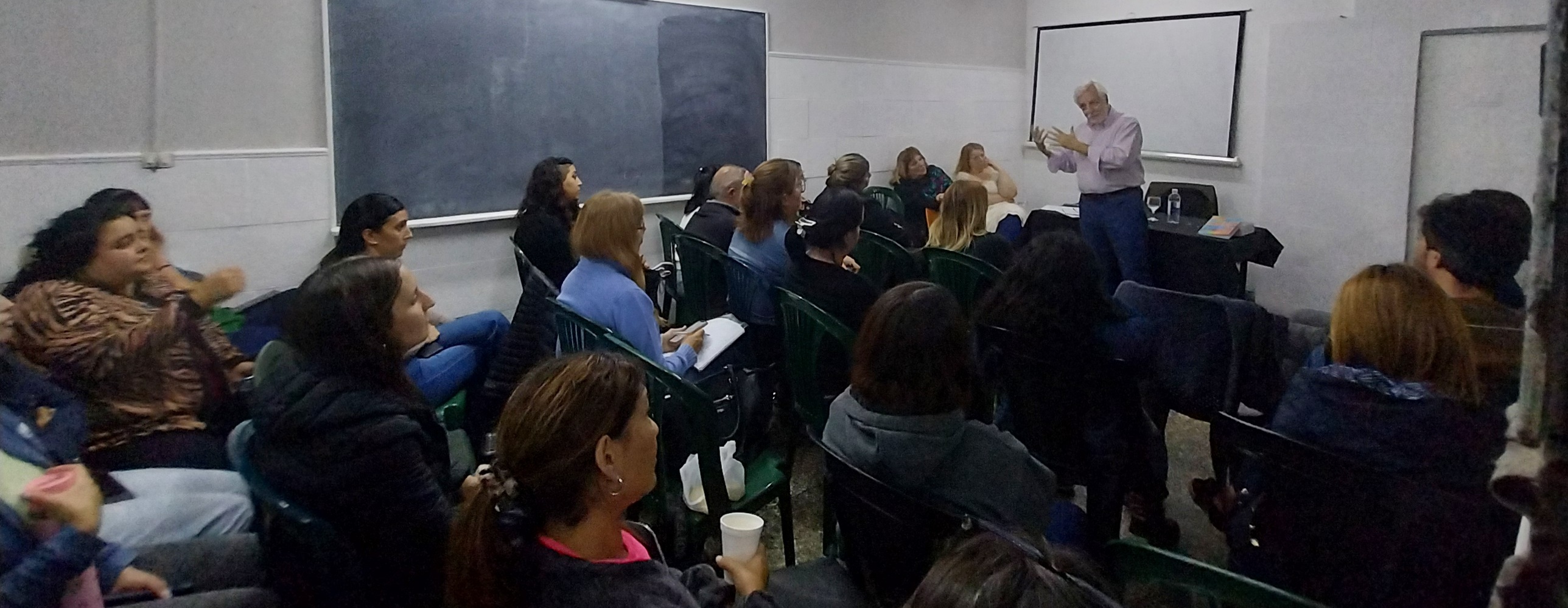 Carlos coordinando una clase de seminario con estudiantes